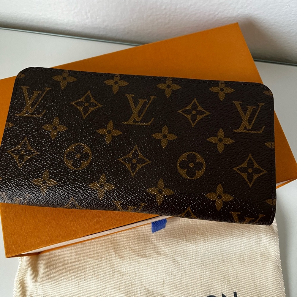 LOUIS VUITTON Zip Wallet